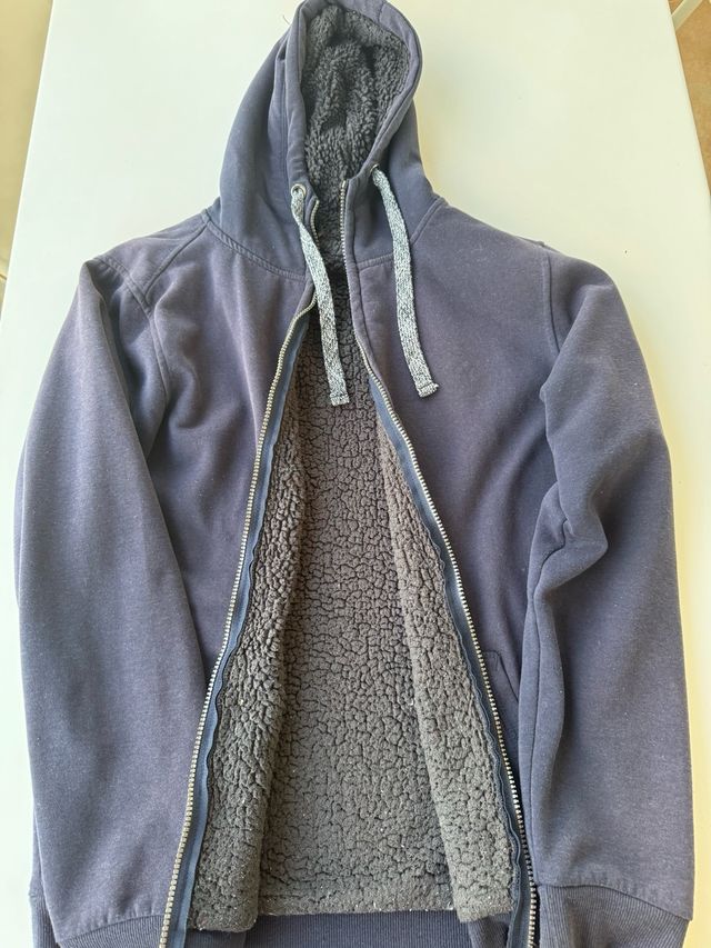 Sudadera capucha azul con interior de borreguillo