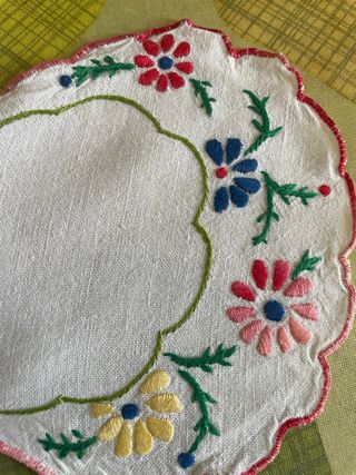 Centrino floreale ricamato a mano