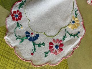 Centrino floreale ricamato a mano