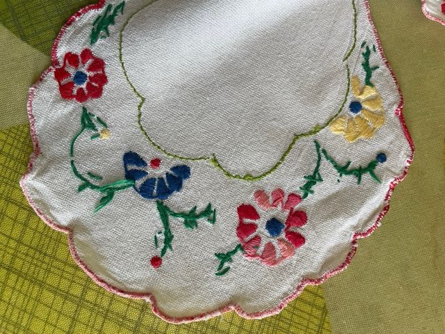 Centrino floreale ricamato a mano