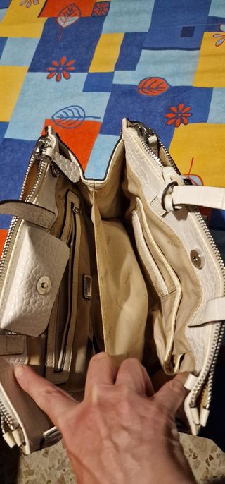 Borsa Guess bianca effetto coccodrillo