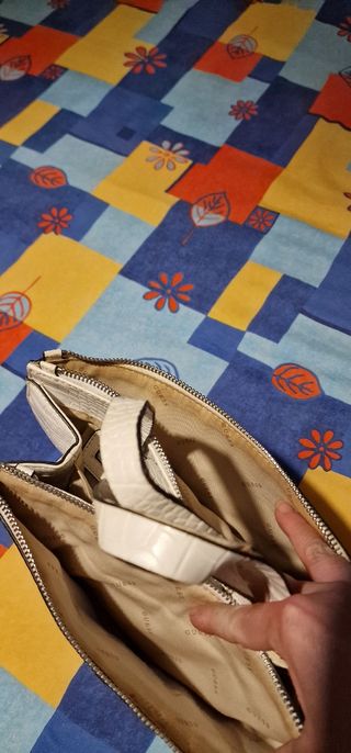 Borsa Guess bianca effetto coccodrillo