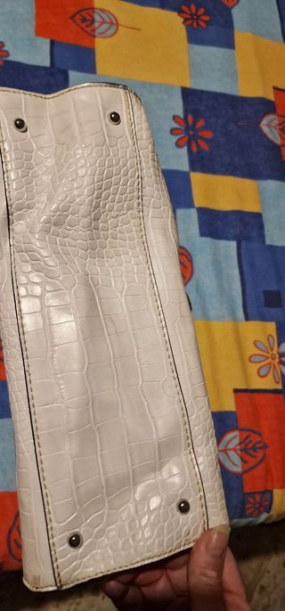 Borsa Guess bianca effetto coccodrillo