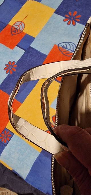 Borsa Guess bianca effetto coccodrillo