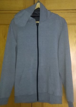Sudadera gris con cremallera