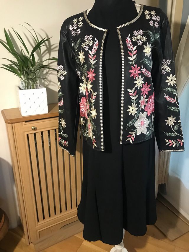 Chaqueta bordada floral negra