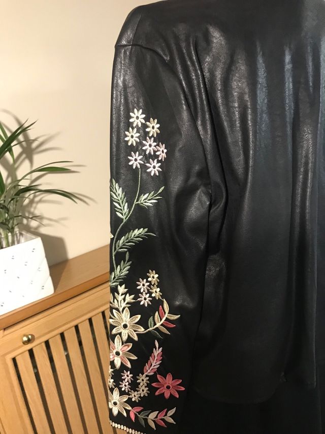 Chaqueta bordada floral negra