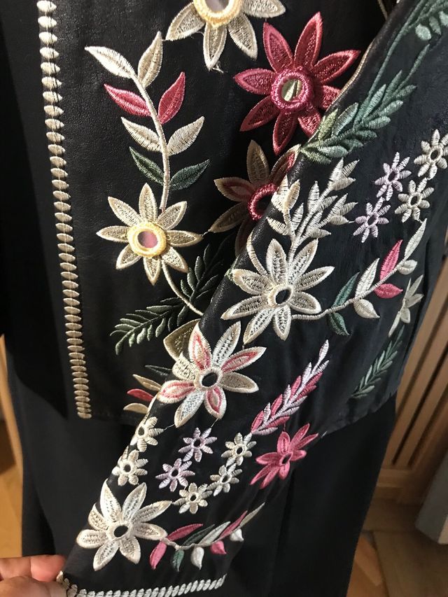 Chaqueta bordada floral negra