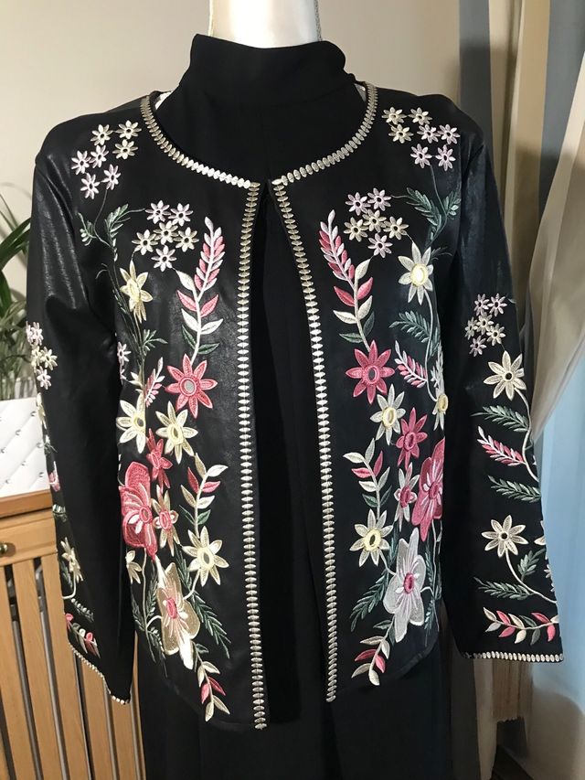Chaqueta bordada floral negra