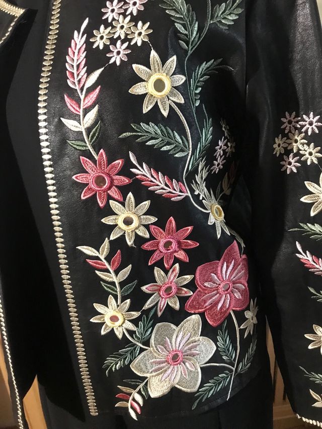 Chaqueta bordada floral negra