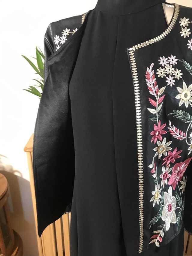 Chaqueta bordada floral negra