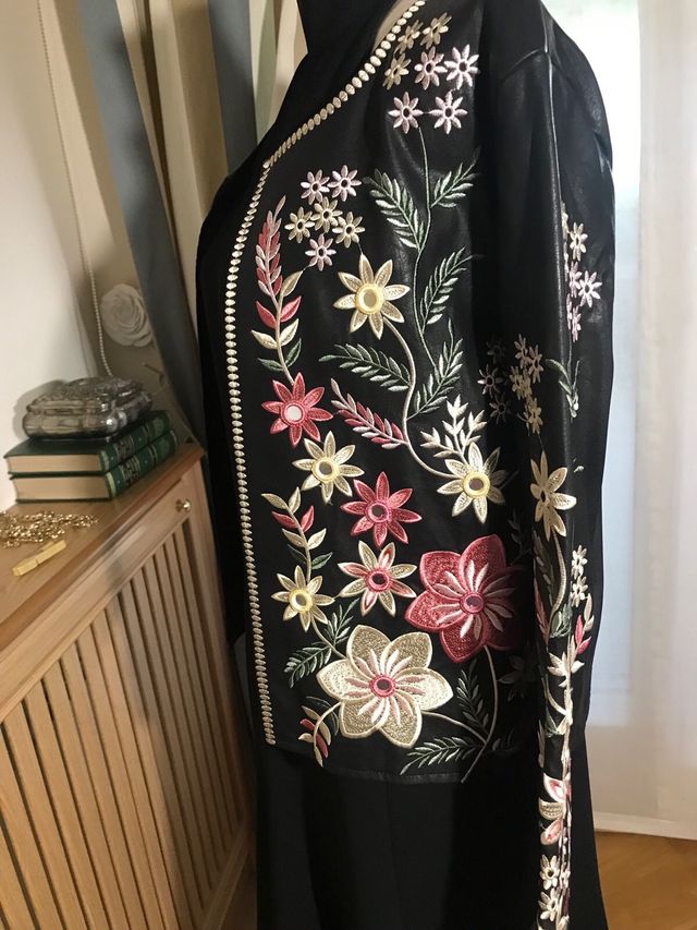 Chaqueta bordada floral negra
