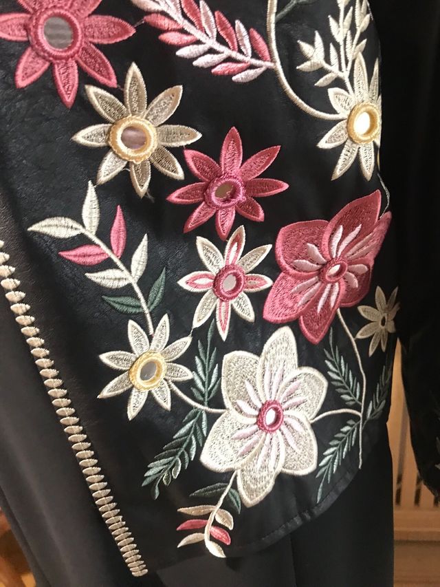 Chaqueta bordada floral negra