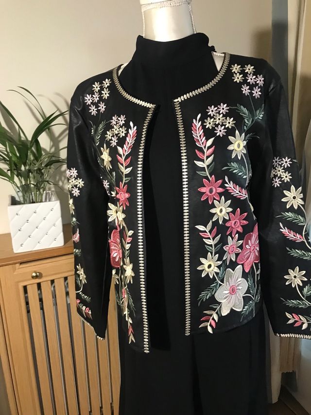 Chaqueta bordada floral negra