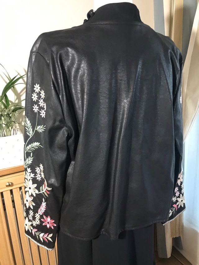 Chaqueta bordada floral negra