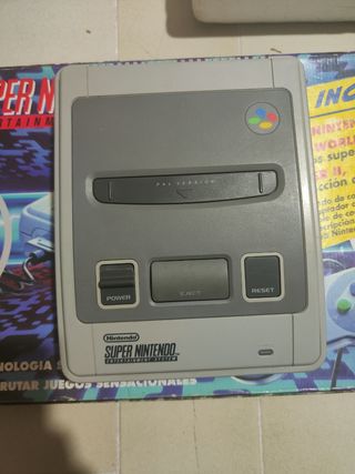 Super Nintendo con caja y 2 mandos