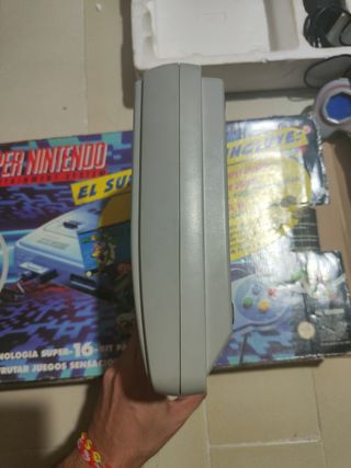 Super Nintendo con caja y 2 mandos