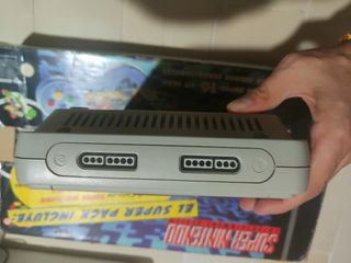 Super Nintendo con caja y 2 mandos