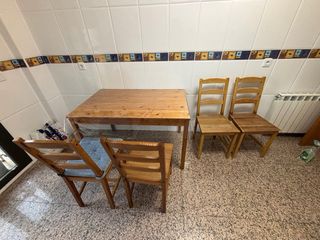 Juego de 4 sillas de madera