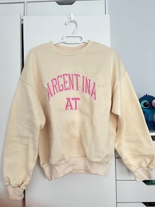 Sudadera beige con letras rosas