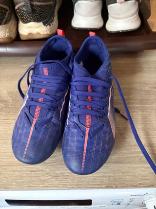 Botas de fútbol Puma azules y rosas talla 37