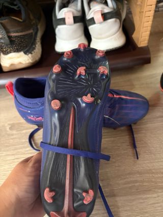 Botas de fútbol Puma azules y rosas talla 37