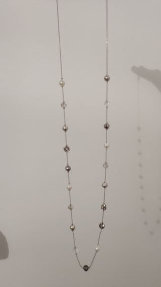 Elegante collar de perlas y cristales