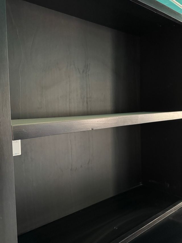 Estantería de madera negra