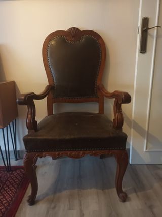 Butacas de época de cuero y madera. 2 unidades.