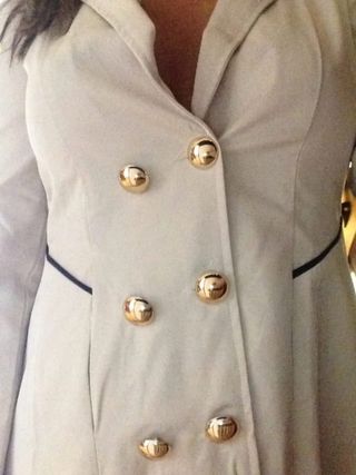 Gabardina Beige con Botones Dorados
