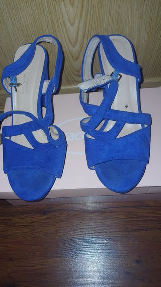 Sandalias y bolso de fiesta azules