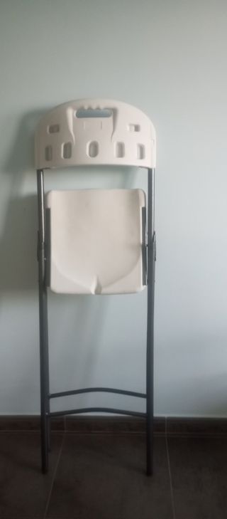 Sillas altas de metal y plástico