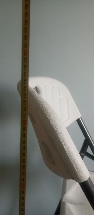 Sillas altas de metal y plástico