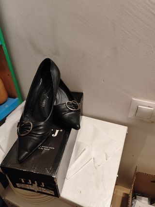 Zapatos de tacón en piel de color negros talla 39 