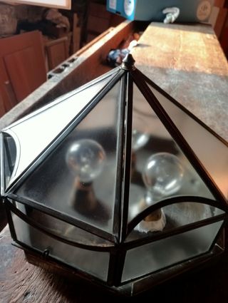 Antiguo plafón octogonal de metal y cristal