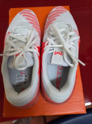 Zapatillas Nike Blancas y Naranjas.