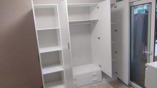 Armario blanco de madera