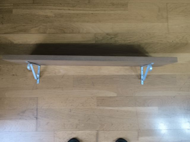 Estantería de madera con soportes