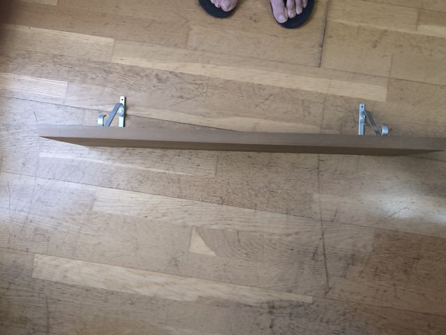 Estantería de madera con soportes