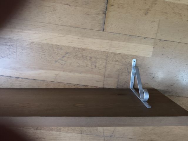 Estantería de madera con soportes