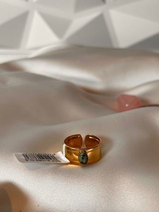 Anillo dorado con piedra verde ajustable