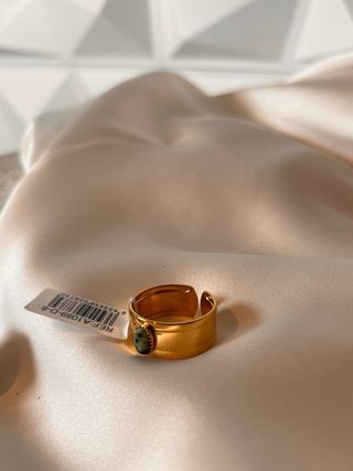 Anillo dorado con piedra verde ajustable