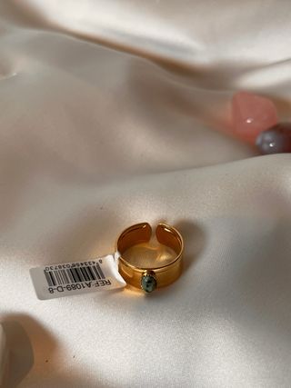 Anillo dorado con piedra verde ajustable