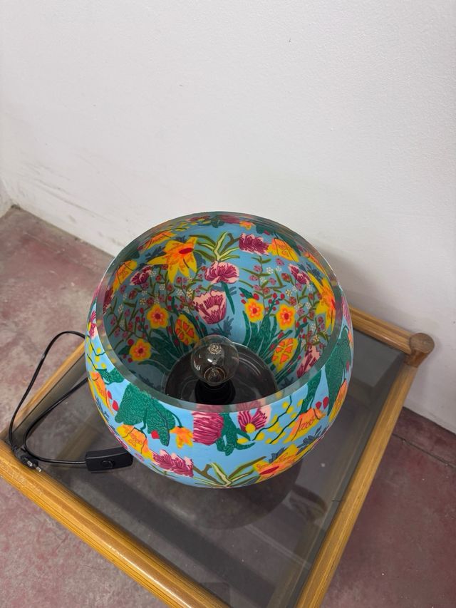 Lámpara de mesa floral de vidrio