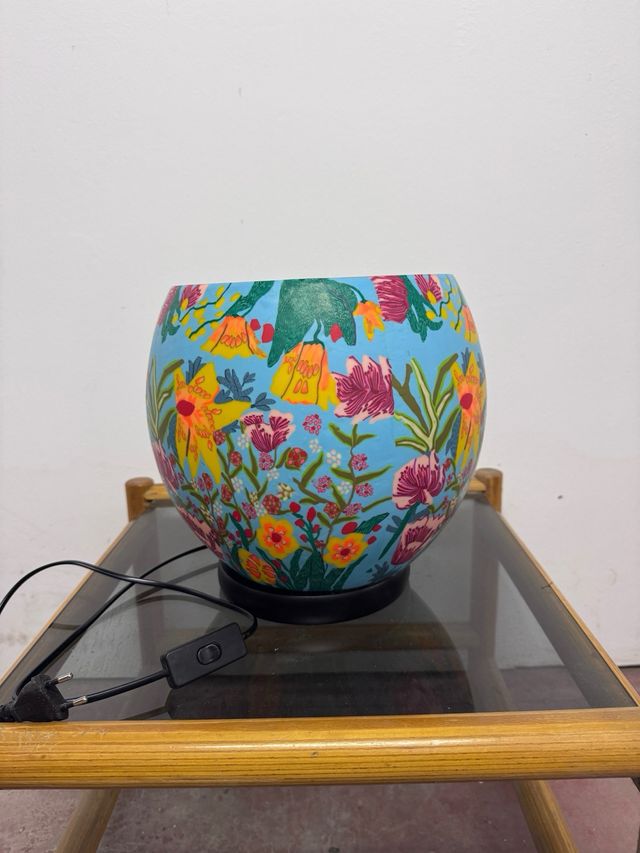 Lámpara de mesa floral de vidrio