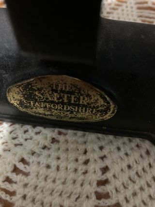 Balanza antigua de latón y hierro