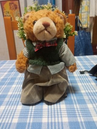 4 vecchi peluche di peluche con vestiti