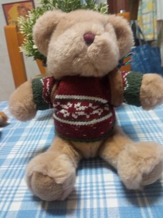 4 vecchi peluche di peluche con vestiti