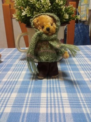 4 vecchi peluche di peluche con vestiti