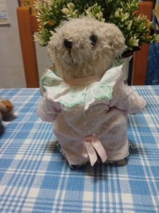 4 vecchi peluche di peluche con vestiti